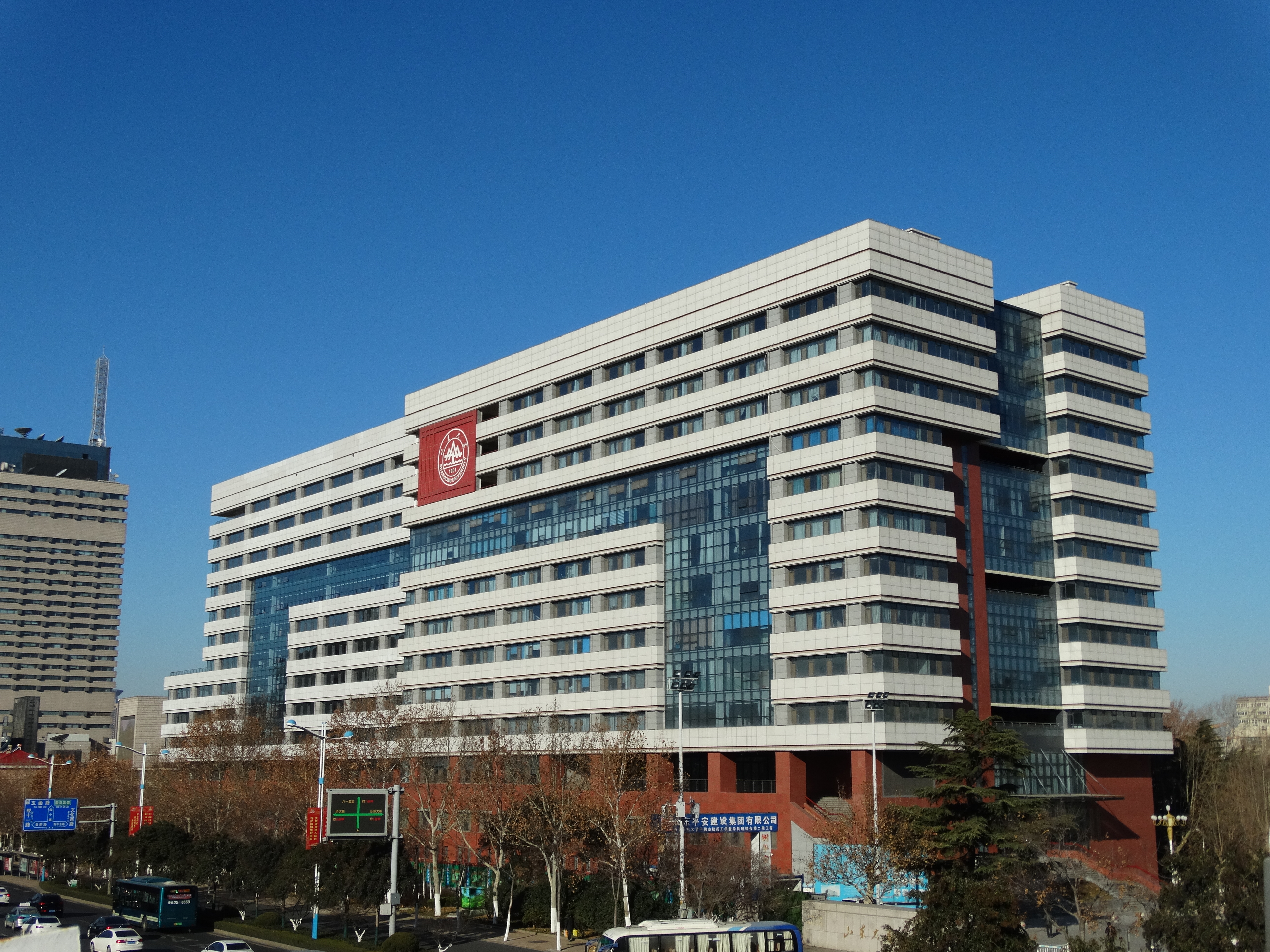 千佛山校区工学教学科研综合楼二期工程顺利通过竣工验收